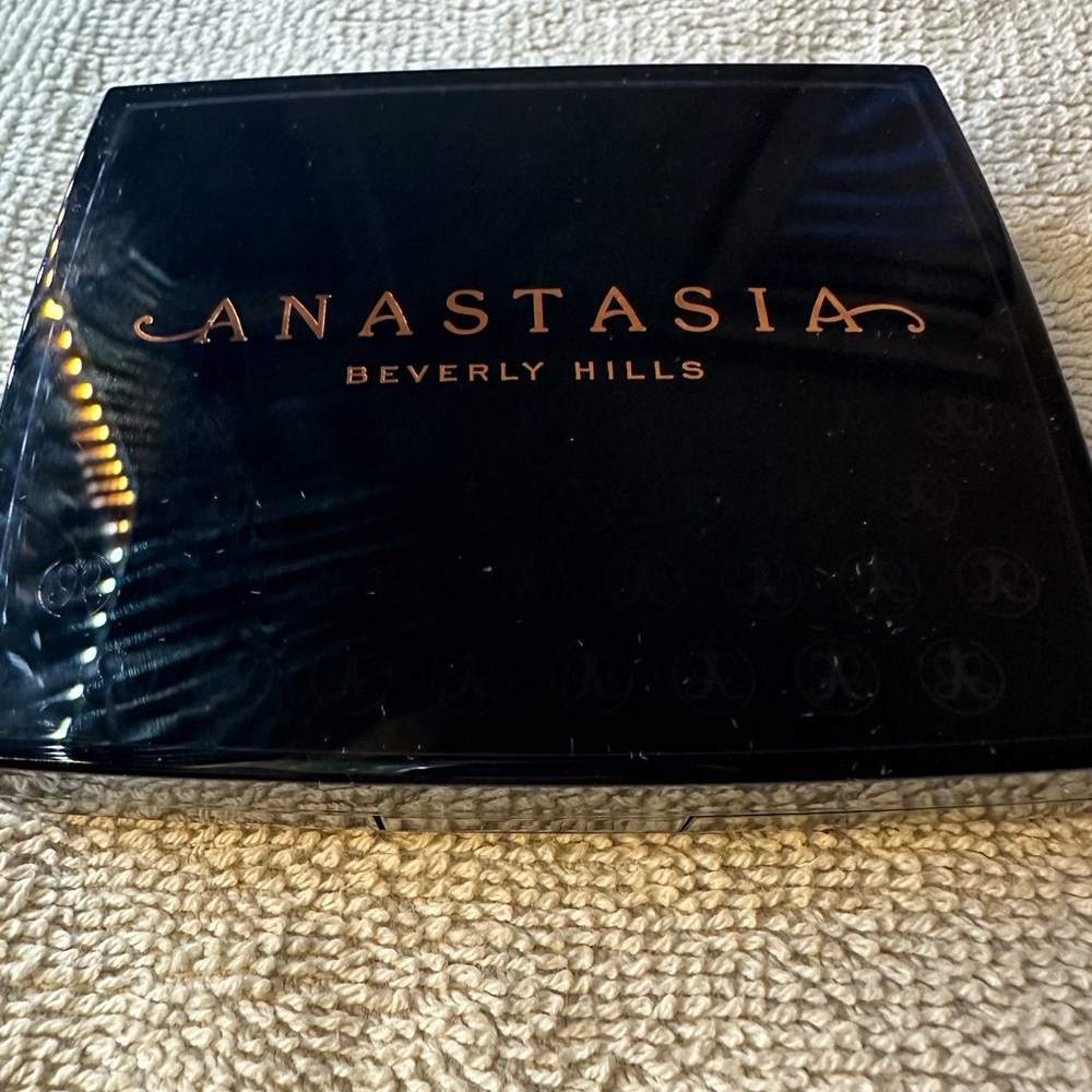 Anastasia Beverly Hills Blush Trio in Berry Adore. Never used.